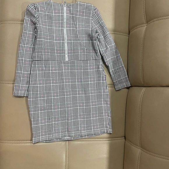 H&M dress for girls size 4-6 year old. - Picture 2 of 5